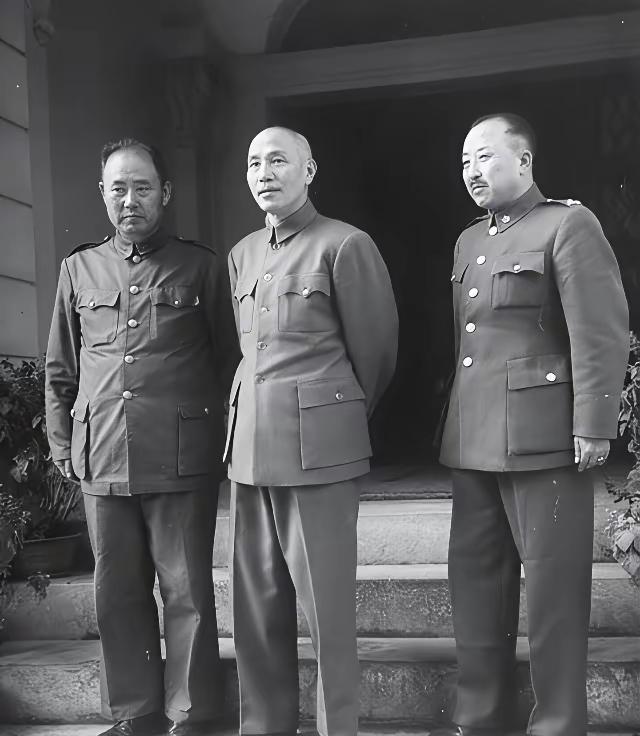 1949年，卫立煌被软禁在南京，关麟征欲进门探望，卫士不让，关麟征暴怒。

一把