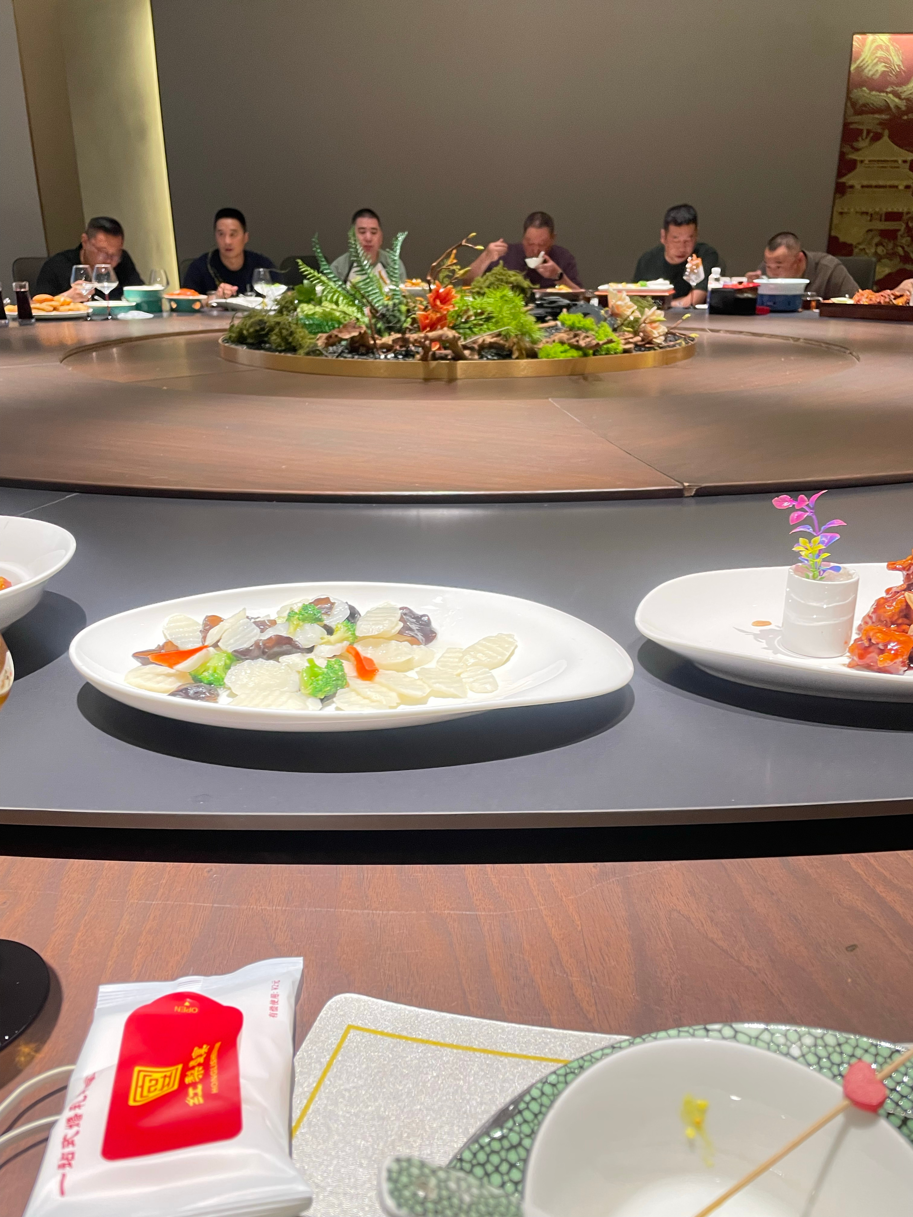 今天也是饭局 桌子大到对面人脸我都看不清