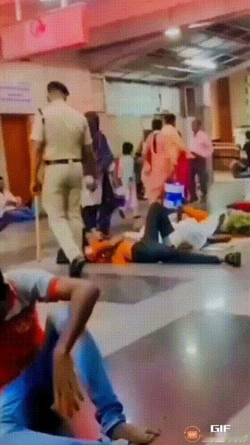 看看人家的叫醒服务，多么的人性化，多么的文明。他明明拿着棍子，但就是不用，只是用