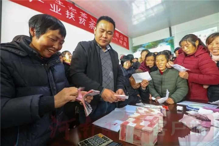 夫妻月入近2万，儿子在美国，居然被评困难职工？官方火速处理！
 
真的大开眼界！