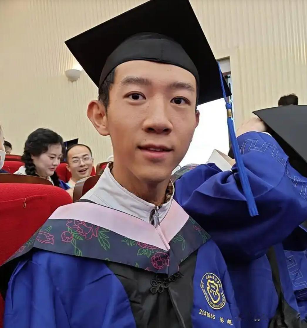 彭超，无臂90后学霸，肢体一级残疾，高考超600分，四川大学学士，同济大学硕士，