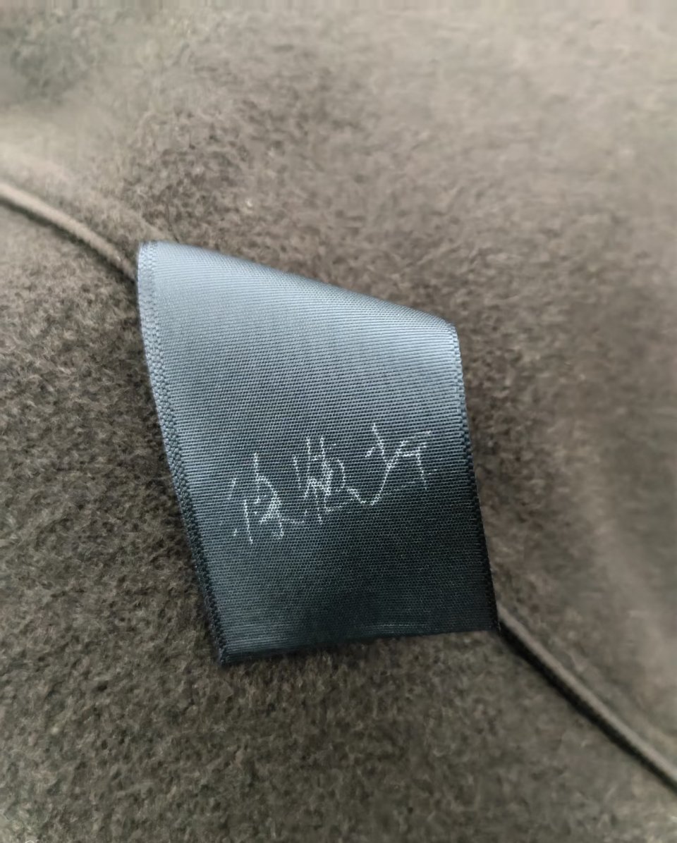 女子发现网购大衣出现手写名字大衣也打上水印啦据说这种大衣都是手缝这是凤英姐姐的K