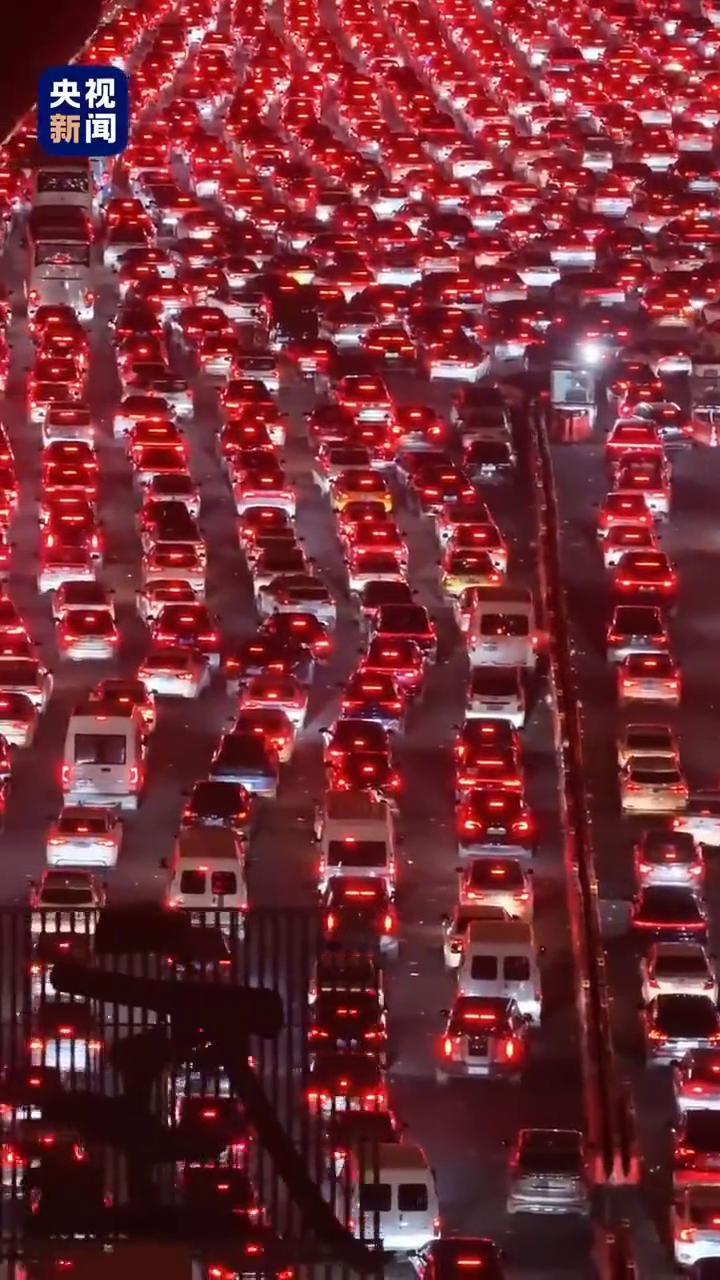 初七凌晨安徽吴庄收费站，千万游子踏上返程，此去一别再见2027。
车头是梦想，车