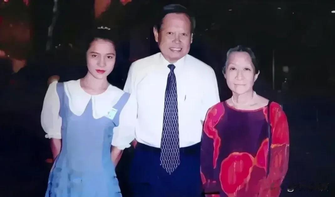 两个女人一个身份！