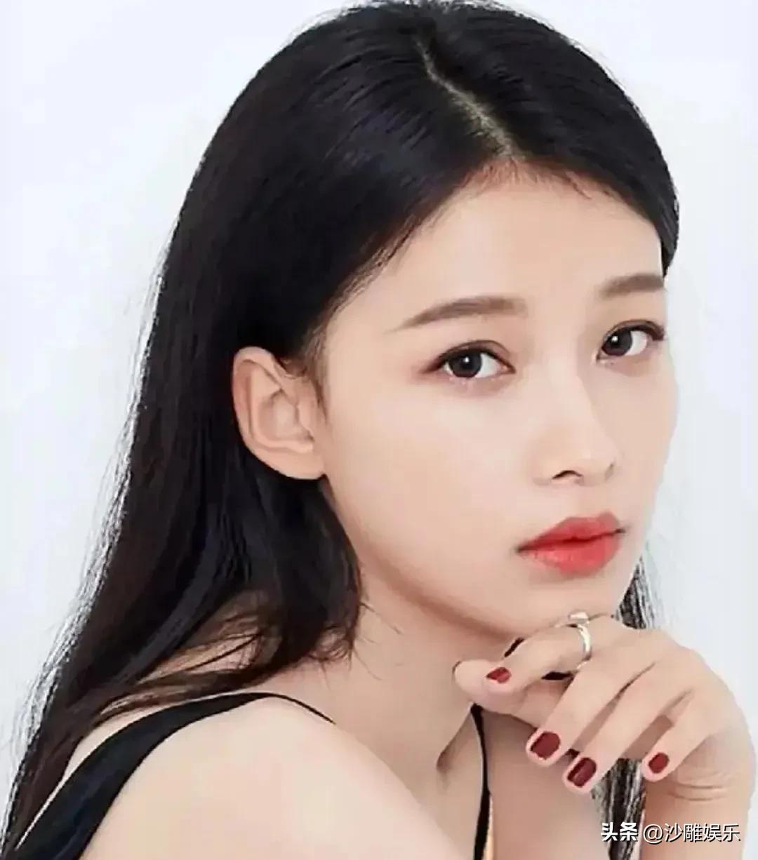 董子健孙怡，冲上热搜！

3月26日，董子健一段公开场合的发言突然冲上热搜。起因