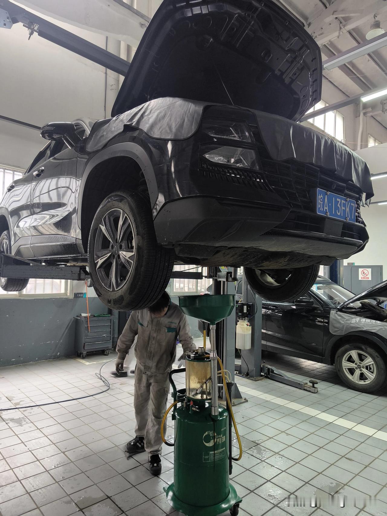 保养爱车
昨日，我应约前往4S店为爱车做保养。由于享受终身质保，每半年一次的保养