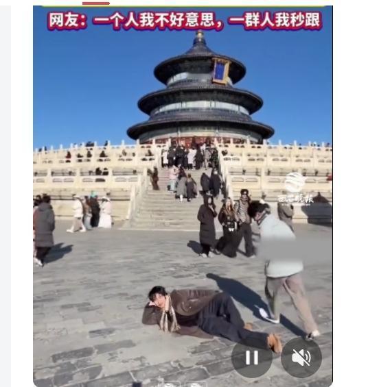 天坛门口，一场“不经意的躺姿革命”火了！
没错，你没有看错，就是那种“随地大小躺