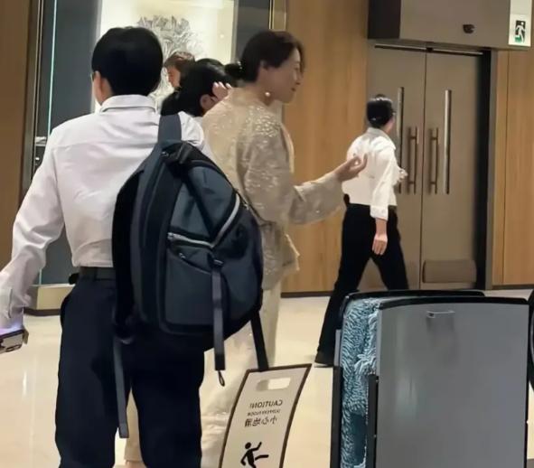 宗馥莉最新动态！！！


宗馥莉现身香港咖啡店，
一身名牌遮阳帽搭配珠宝，
和在