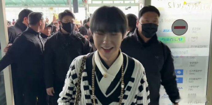 啊啊啊啊啊啊宝贝[苦涩]黄仁俊复工机场路透来啦[给你小心心]好可爱的比耶打招呼[