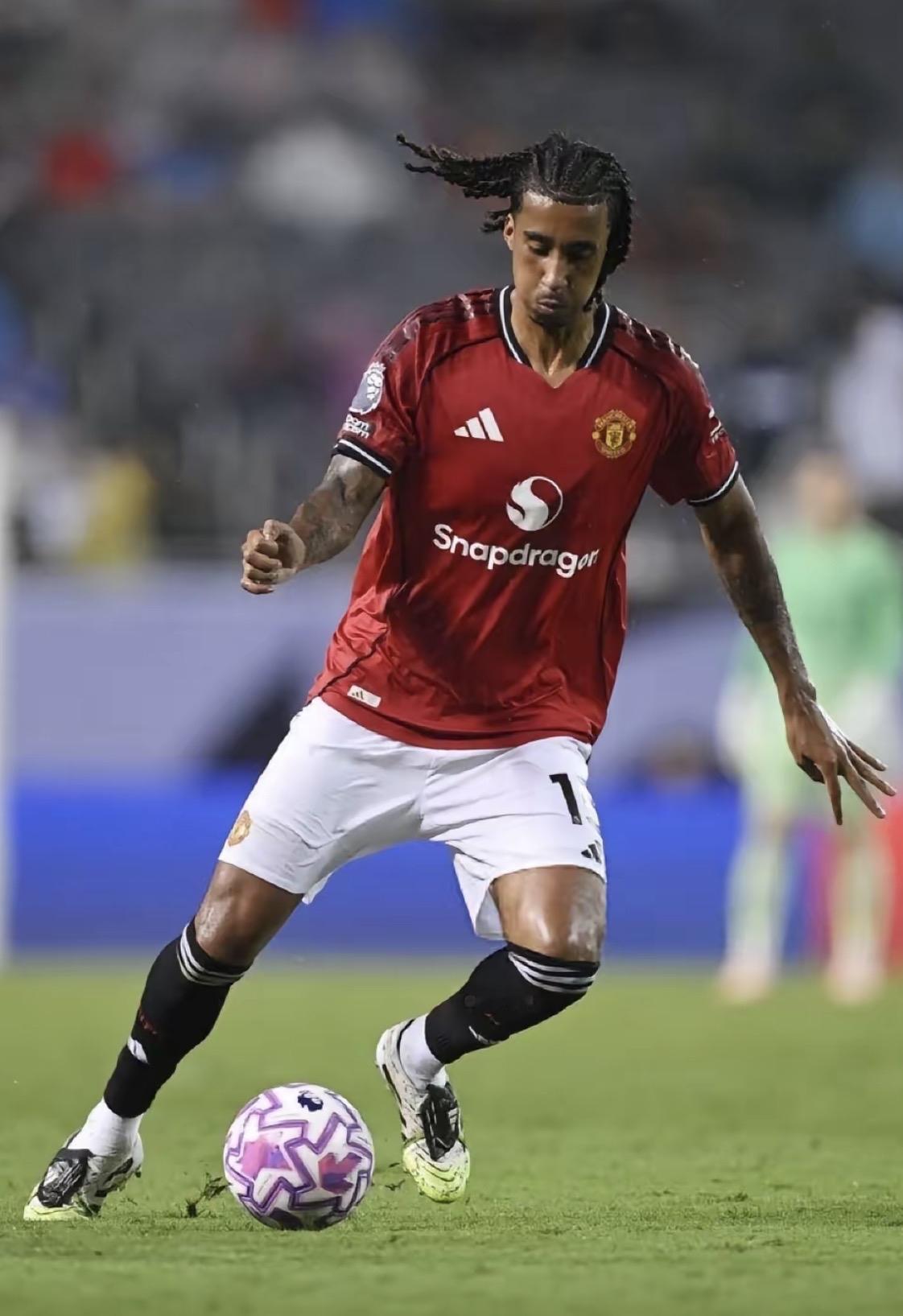 约罗就是阿莫林和管理层斗争的牺牲品！
加纳乔啥的是共敌，但约罗就是他们的内部矛盾