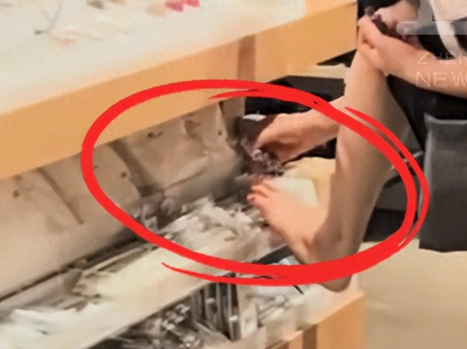 6月16号晚上，在海口一家无印良品店里，有个女的把脚踩在货架上，拿起店里的试用指