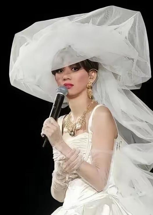 梅艳芳母亲去世了，活了102岁，老太太这么高寿感觉是把她女儿的阳寿吸去大半。老太