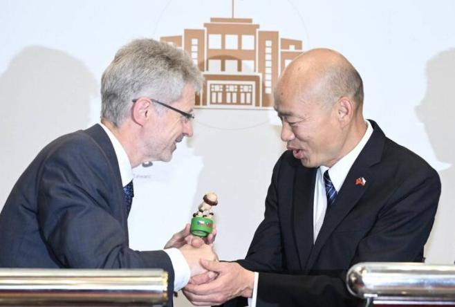 窜访台湾的捷克参议院议长对我们放出狂言！

6月1日，捷克参议院议长维斯特奇尔在