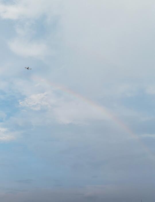 看！彩虹喷射机✈️🌈