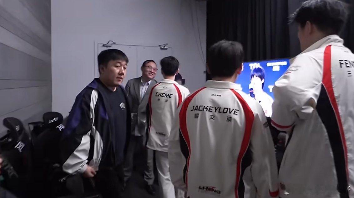 才看到小奶油和井盖的互动，来自井盖的宠溺时刻2026lpl第二赛段TOP_ESP