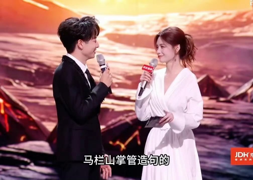 沈梦辰怎么穿着睡袍就上来了披荆斩棘直播，沈梦辰这个白裙子还是好看的 
