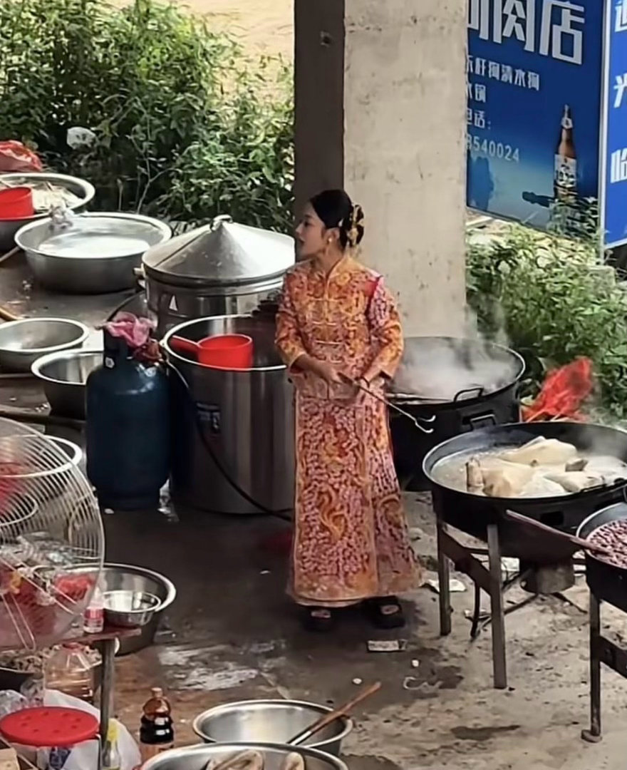 这婚结的，酒席还得自己来下厨 