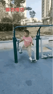 这个小朋友玩的游戏看起来真是让人太揪心了，稍微有一点失误的话，孩子就容易受伤，弄