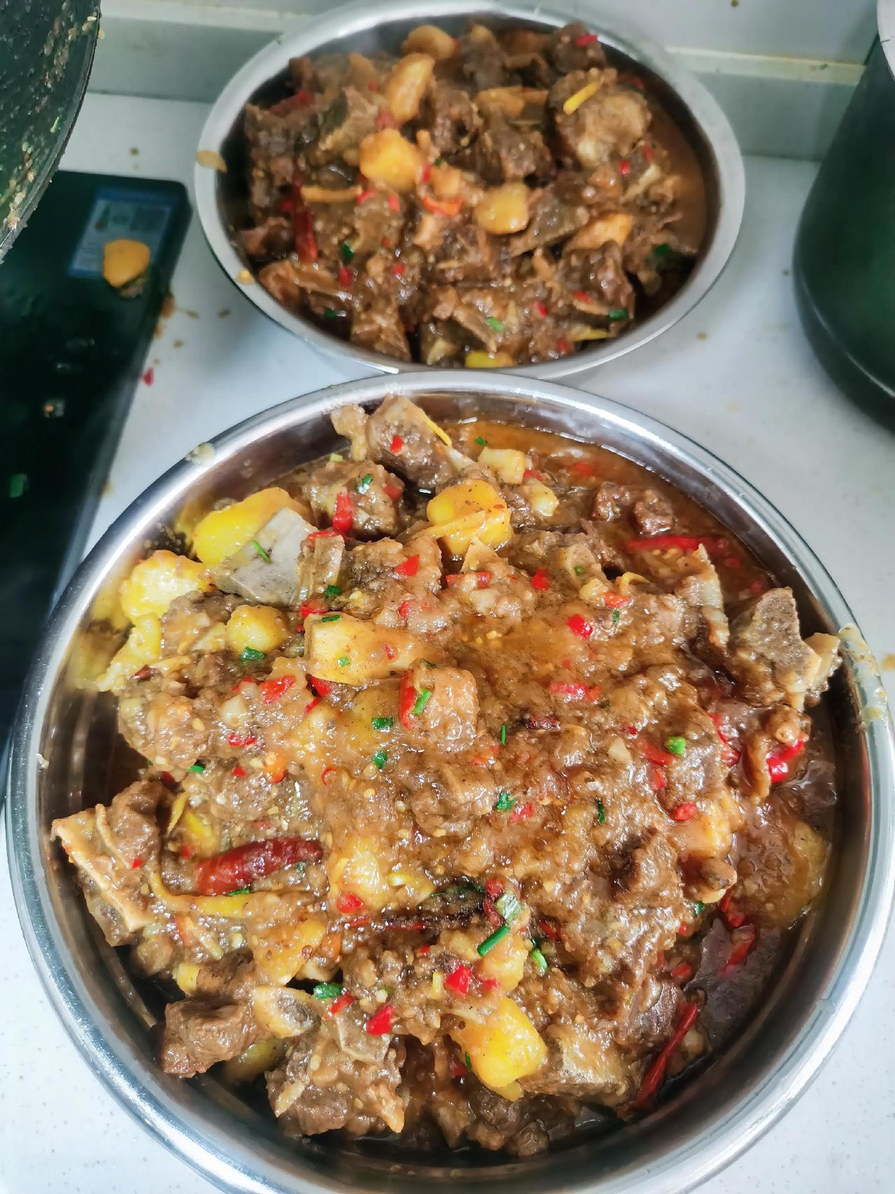 今日食堂家常菜谱：
土豆焖牛排
红烧茄子
炒空心菜。

被迫失业后，亲戚施舍了一