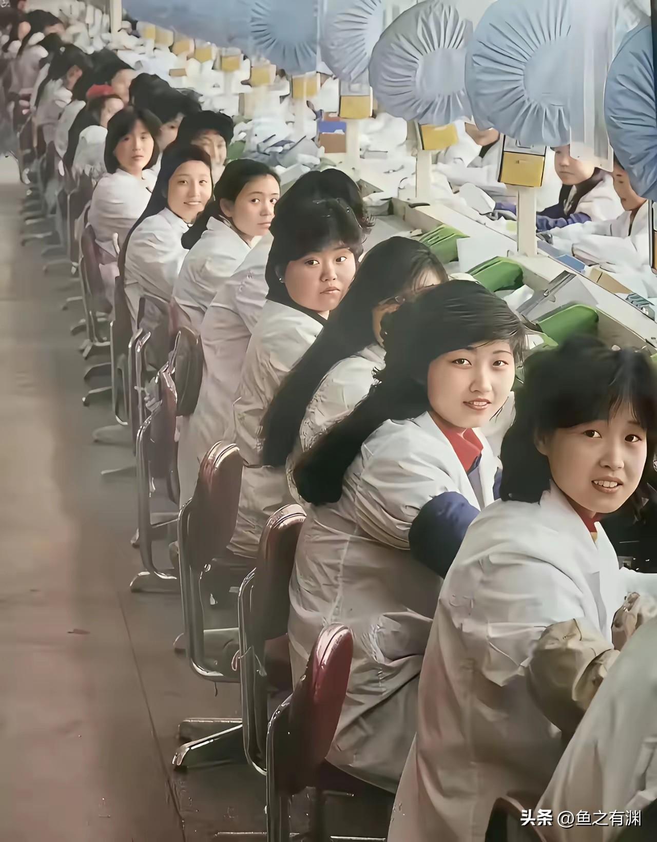 图一是上个世纪八九十年代，那时候南上打工是很多人的梦想，女工基本上都是初中毕业，