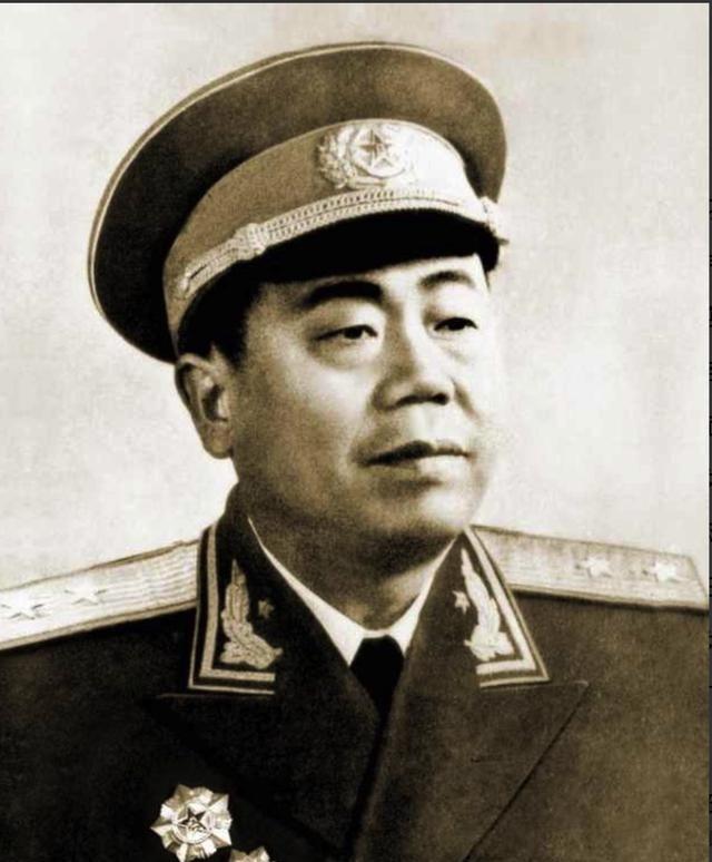 1965年，聂凤智休养时，见年轻女护理员从不笑，便问她有没有对象，谁知她竟当场哭