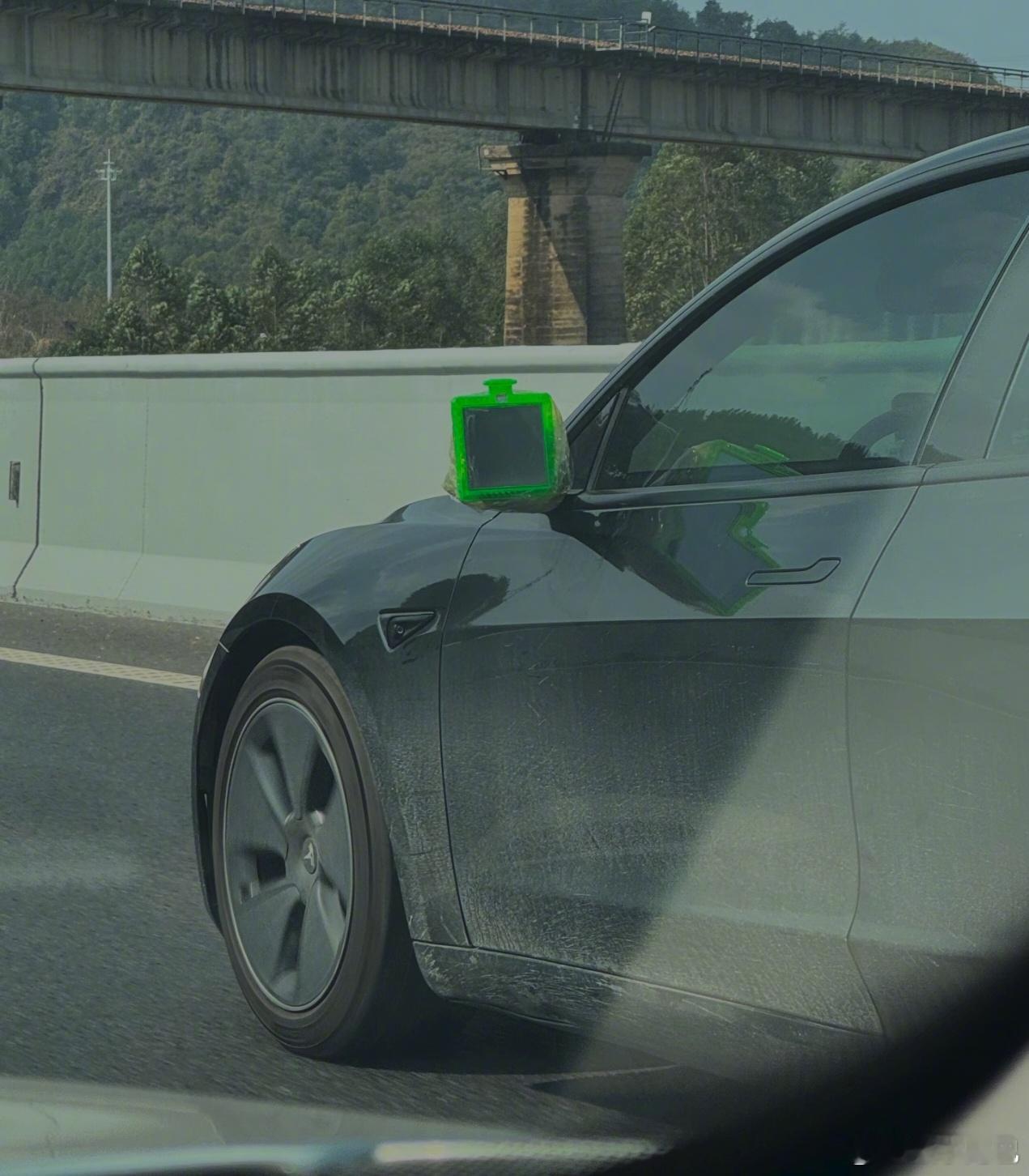 这辆特斯拉 Model 3，有亮点