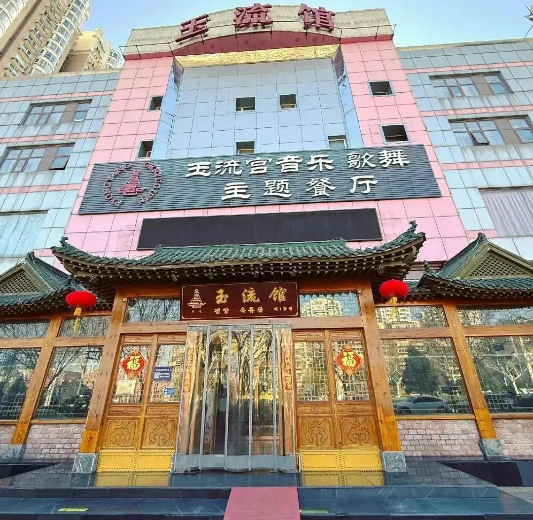 发生了一个匪夷所思的事情：
朝鲜在北京的多家餐厅突然召回女员工，尤其是望京的玉流