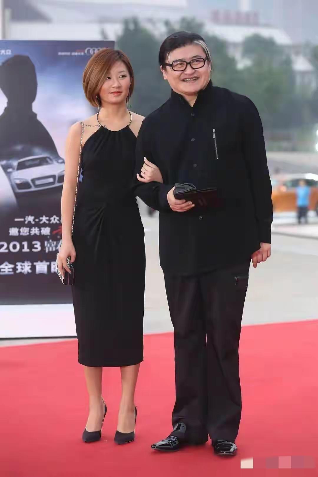 刘欢女儿刘一丝结婚了！34岁的刘欢女儿刘一丝，结束了单身生活，新娘新郎高高兴兴办