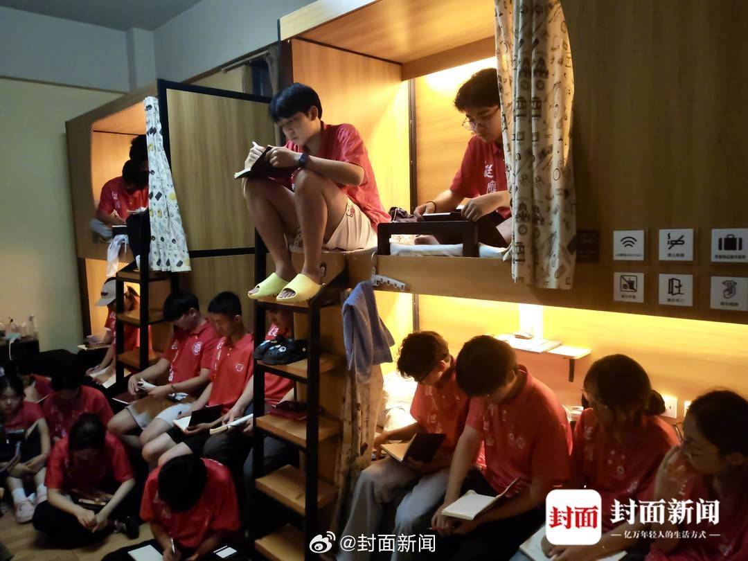 【#大学生在成都挑战50元生存15天# 专家：“吃苦训练”不宜推广】最近，一群来