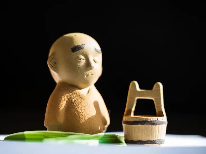 年轻人向禅师问道：“我志向高洁，出淤泥而不染，无法容纳这个污秽的世界。”

禅师