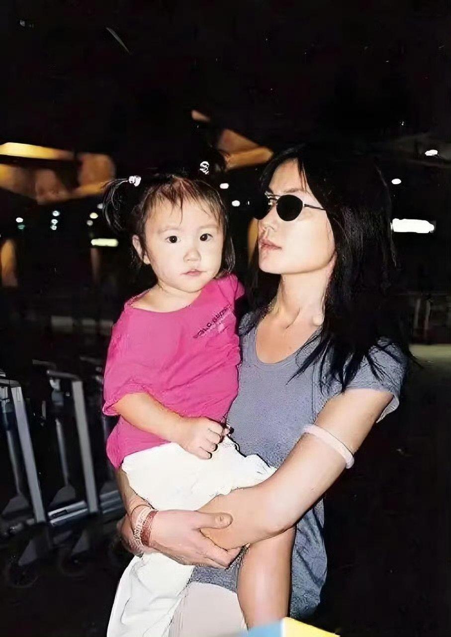 窦靖童小时候是王菲的挂件 从小就是妈妈的挂件～ 