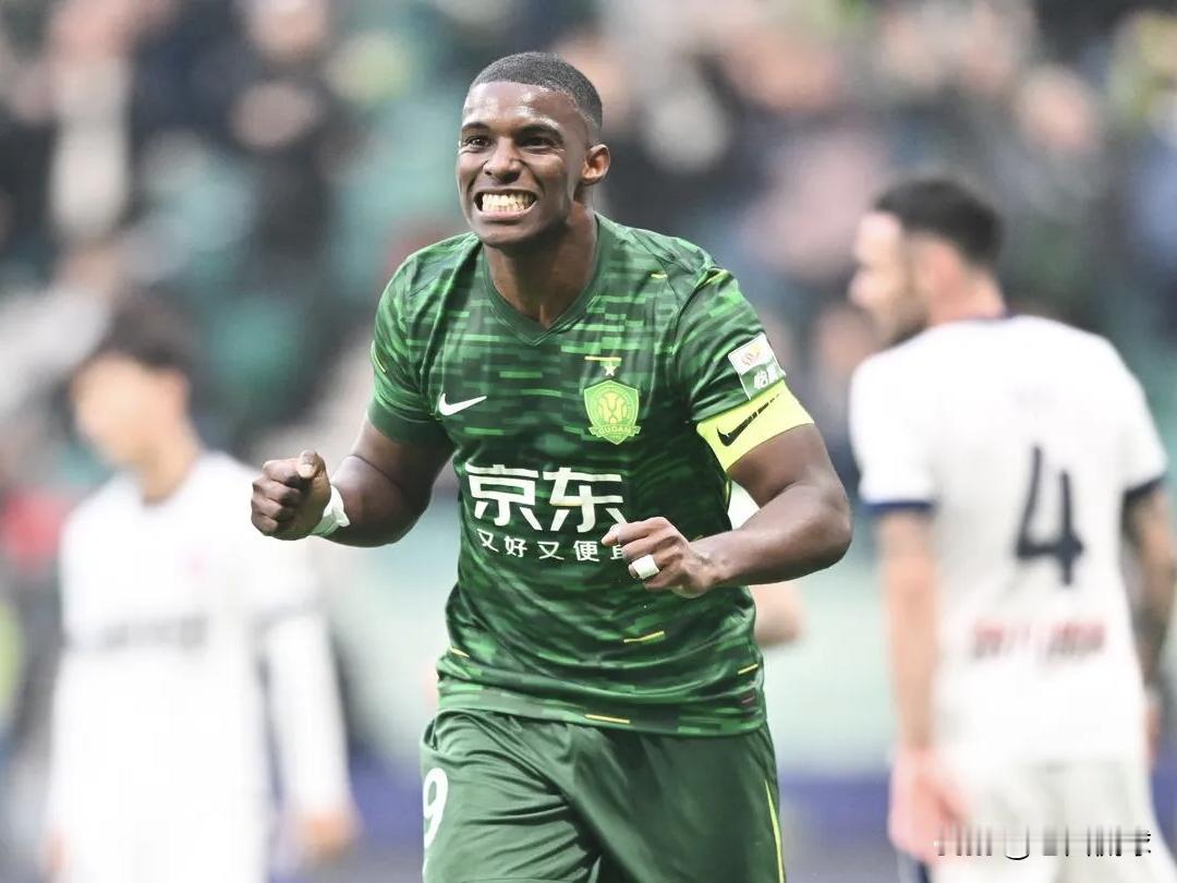 中超大结局：法比奥荣获金靴…中超最后一轮。国安前锋法比奥上演大四喜，而泰山外援卡