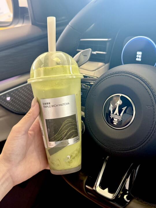 Lisa同款喜茶，只能用玛莎拉蒂当一下背景板！