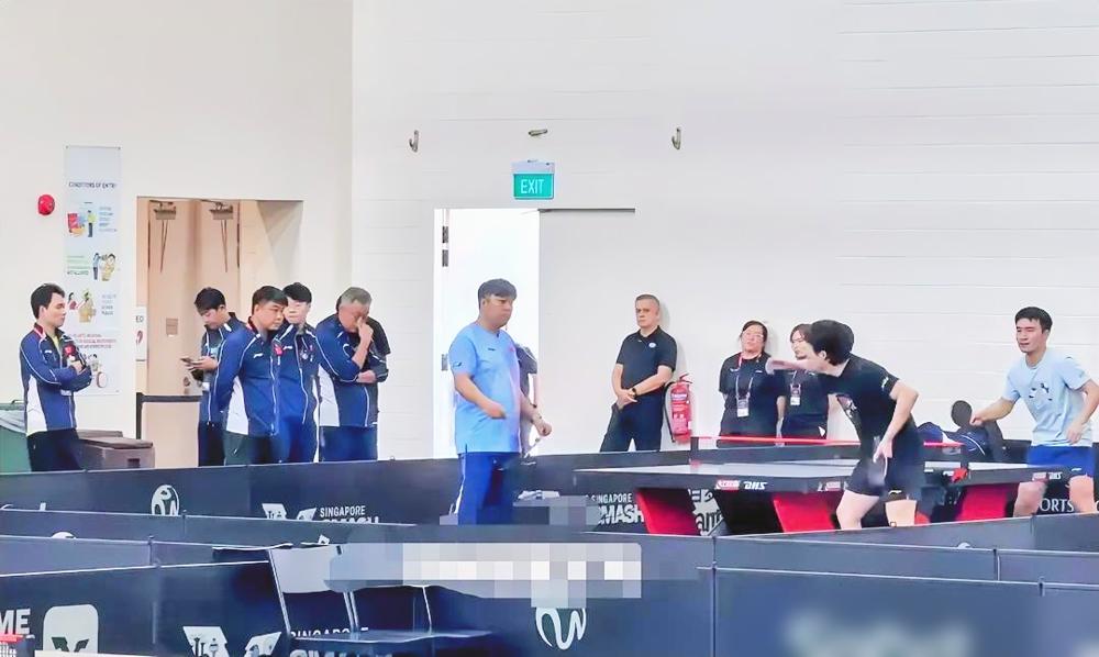 王楚钦到底做了什么？亚洲杯男队全军覆没，竟只有他一人，身后站着十几个教练！
 