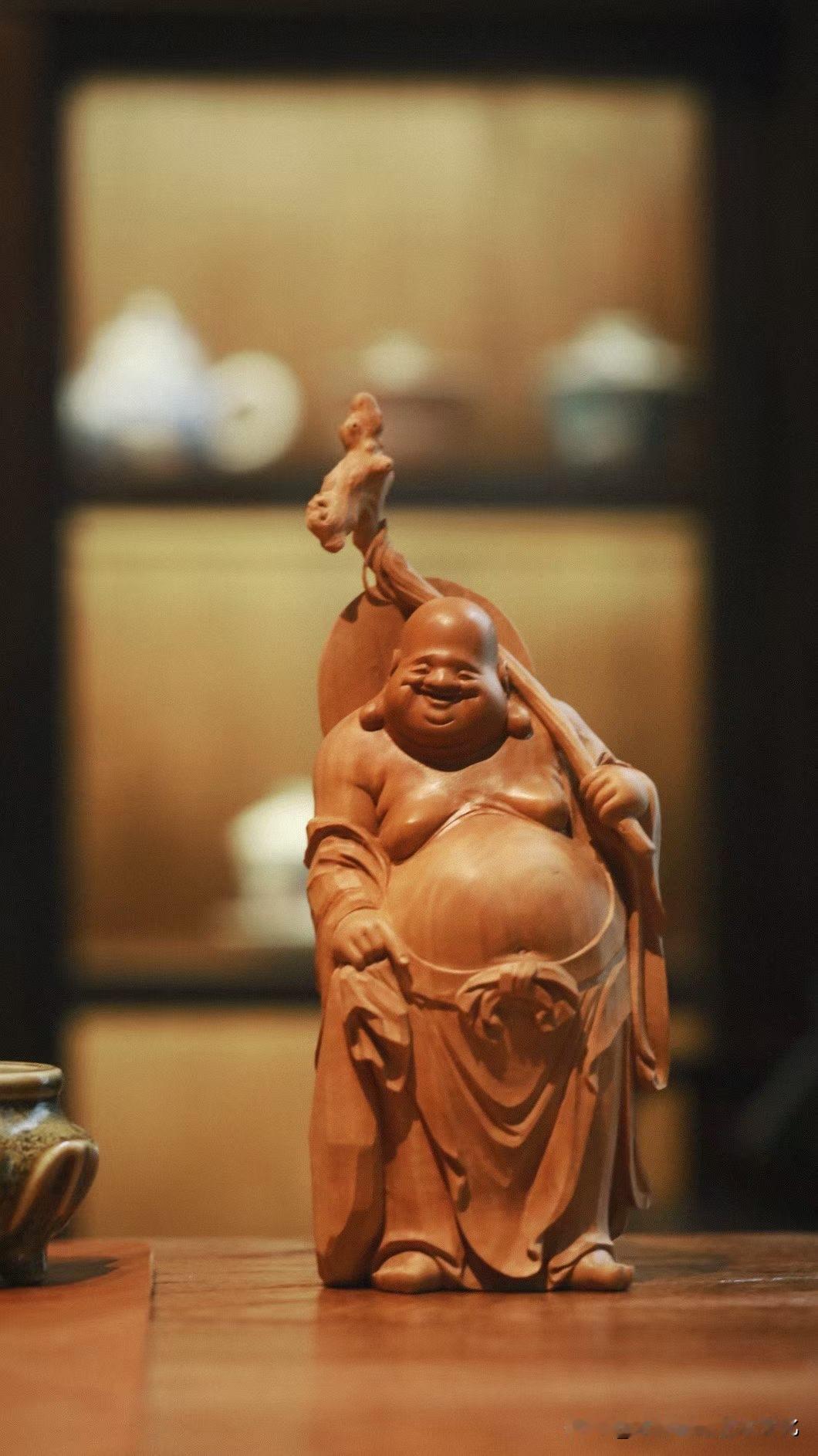 一尊弥勒，一室欢喜。

老山檀香温润醇厚，木香幽远绵长。此尊弥勒承袭李耕先生笔意