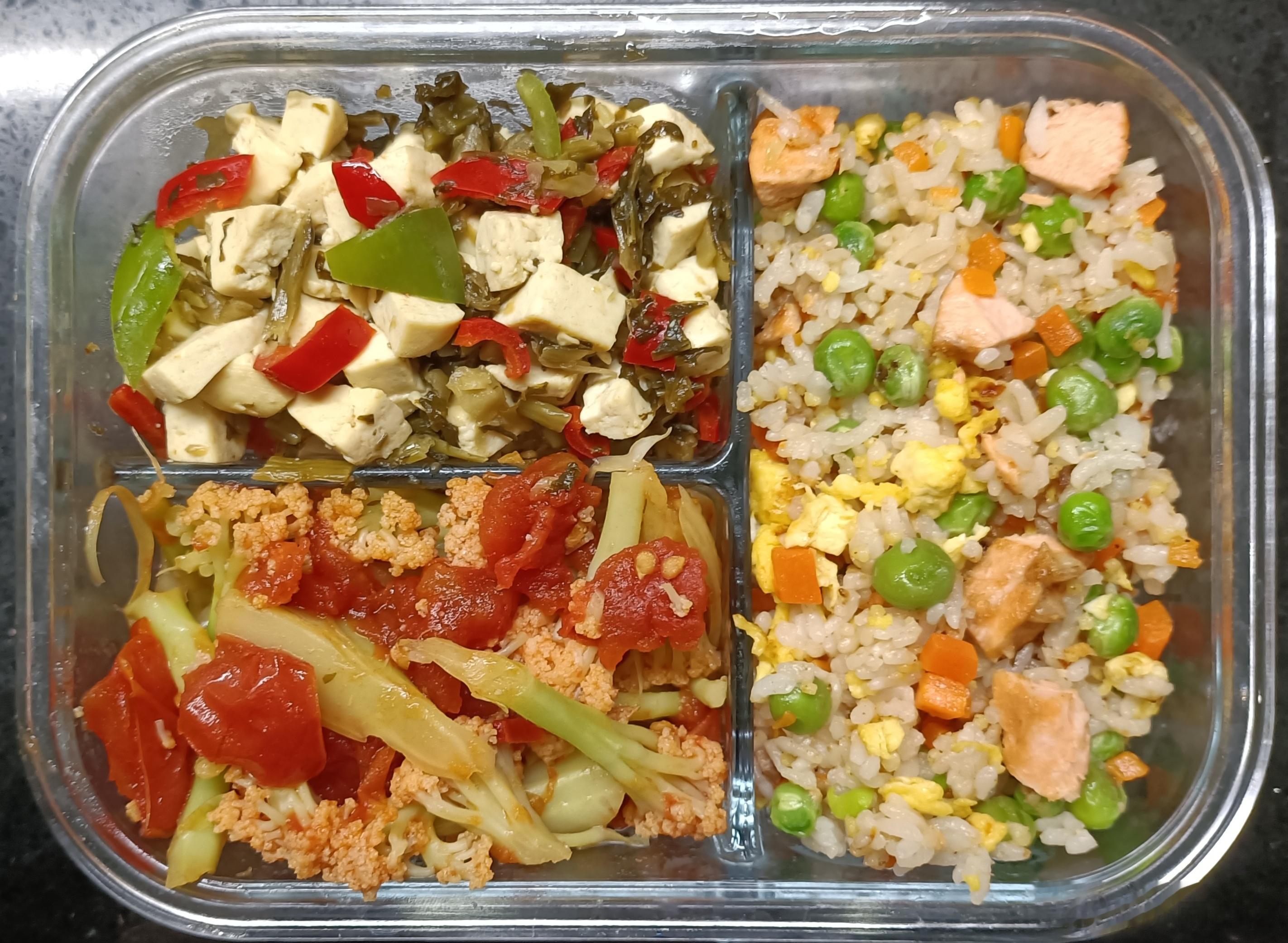 #儿子的午餐##这个问题吃什么# 胡萝卜豌豆三文鱼蛋炒饭，番茄菜花，雪菜辣椒炒豆