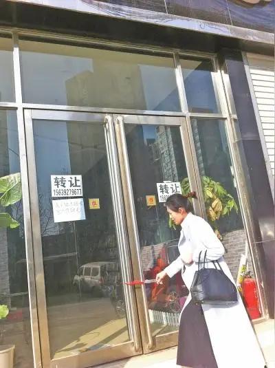 我觉得主要有两大原因造成的，一方面现在选择网购的人越来越多了，逛实体店的越来越少