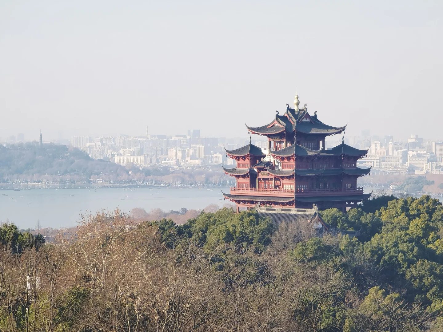 十分钟，我就爬上了浙江省杭州市西湖边的吴山第一峰之江湖汇观，太棒了！仅...