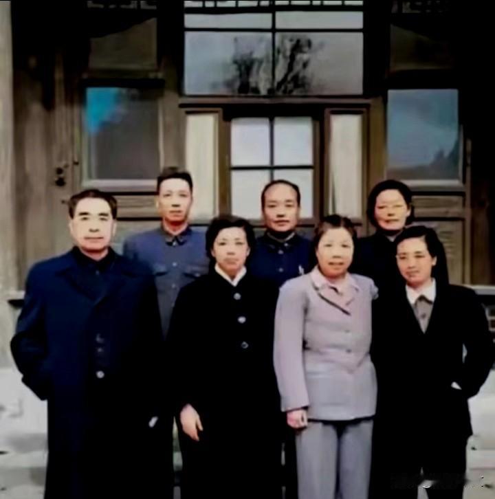 这张 1957 年拍摄于西花厅的老照片，记录下周恩来总理、邓颖超夫妇与办公室五位