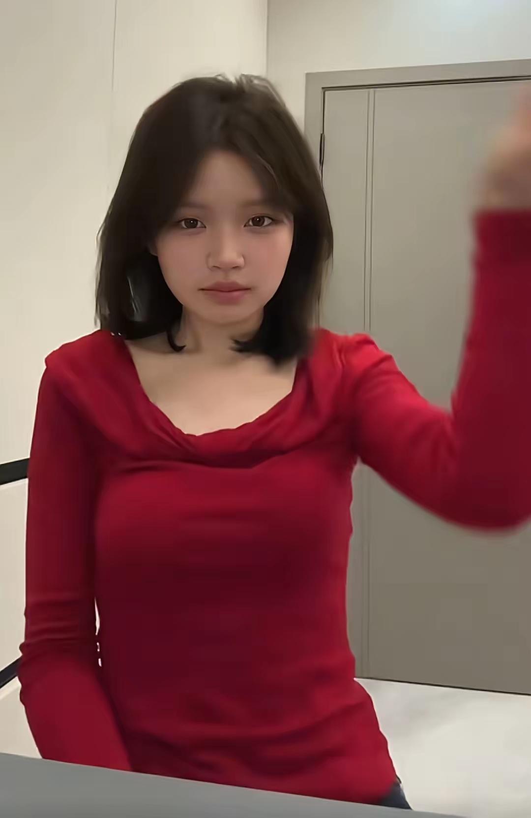 小妈祖账号曝光！几十万粉丝，日常爱唱跳！

走红后被扒出是网红，爱打扮、会化妆，