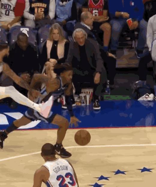 乔丹VS莫兰特的滞空，谁更厉害？

作为新生代的腰王，莫兰特已经在NBA赛场上留