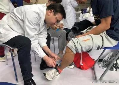 有头脑发热网友建议把擅长跑步的张水华护士调到运动医学科，这不就二全其美了，这是否