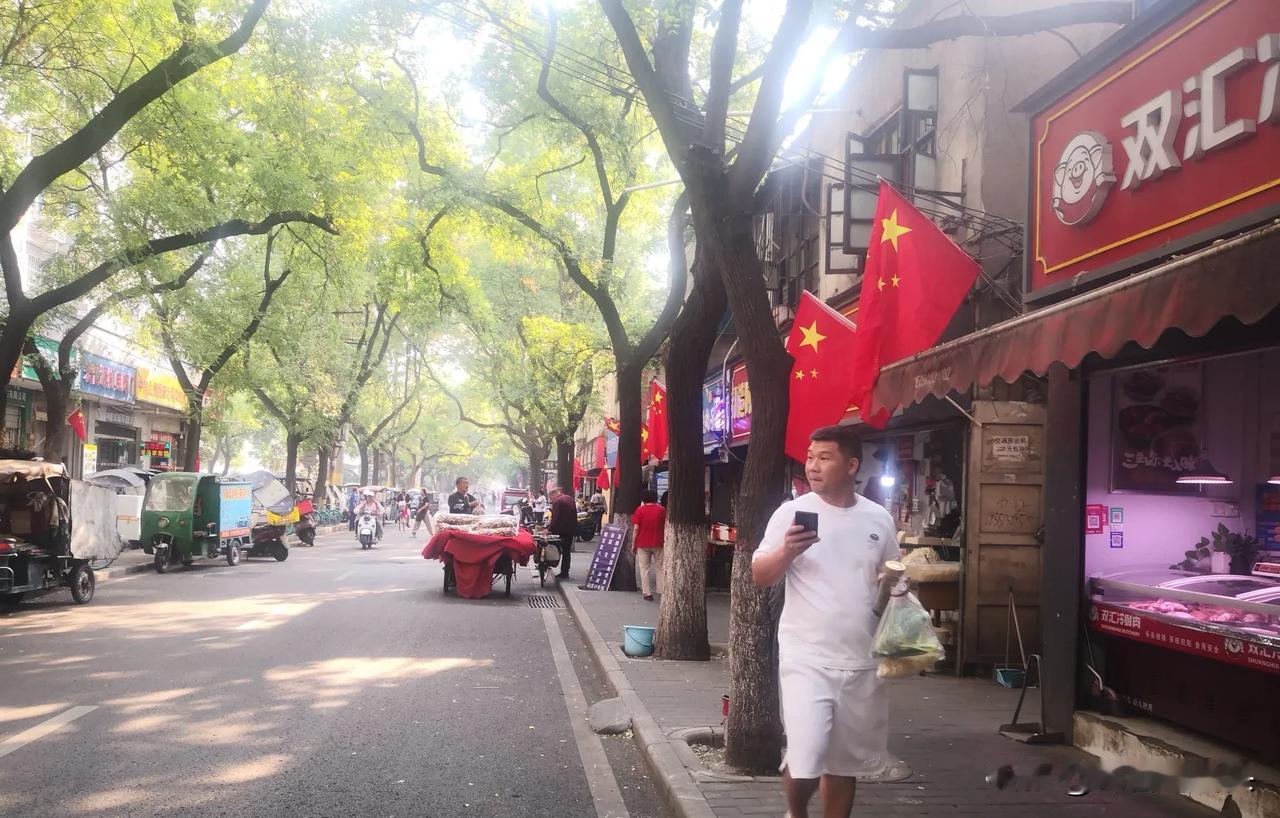  迎国庆，挂国旗。走在西安街头，满街飘动的一面面国旗，让人不仅对国庆假期有了更多