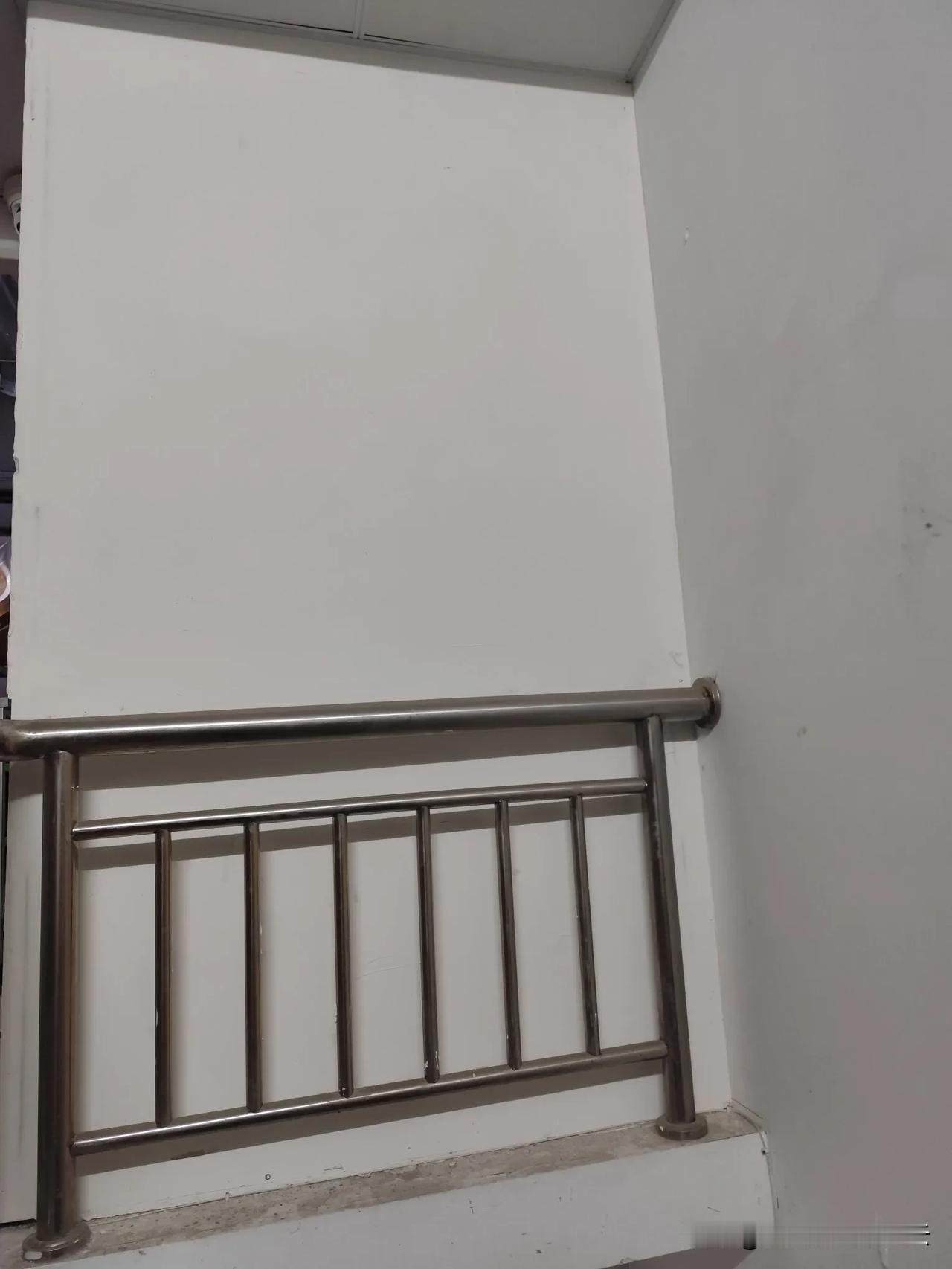 这是我朋友家上楼一处栏杆，我看到栏杆有一堵墙，安装栏杆是否多余？