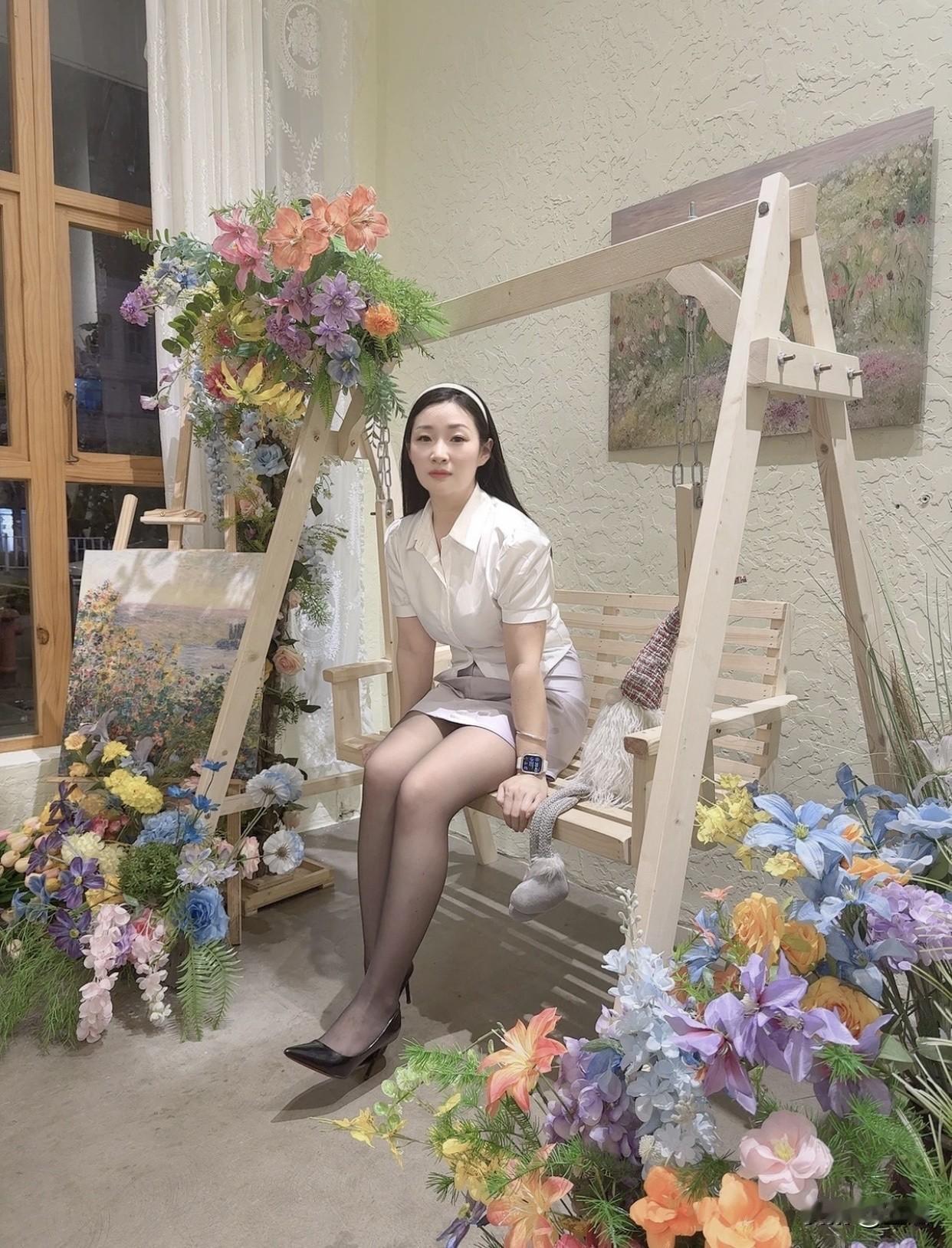晒图笔记大赛复古花艺与现代穿搭的完美结合，尽显优雅与艺术气息。