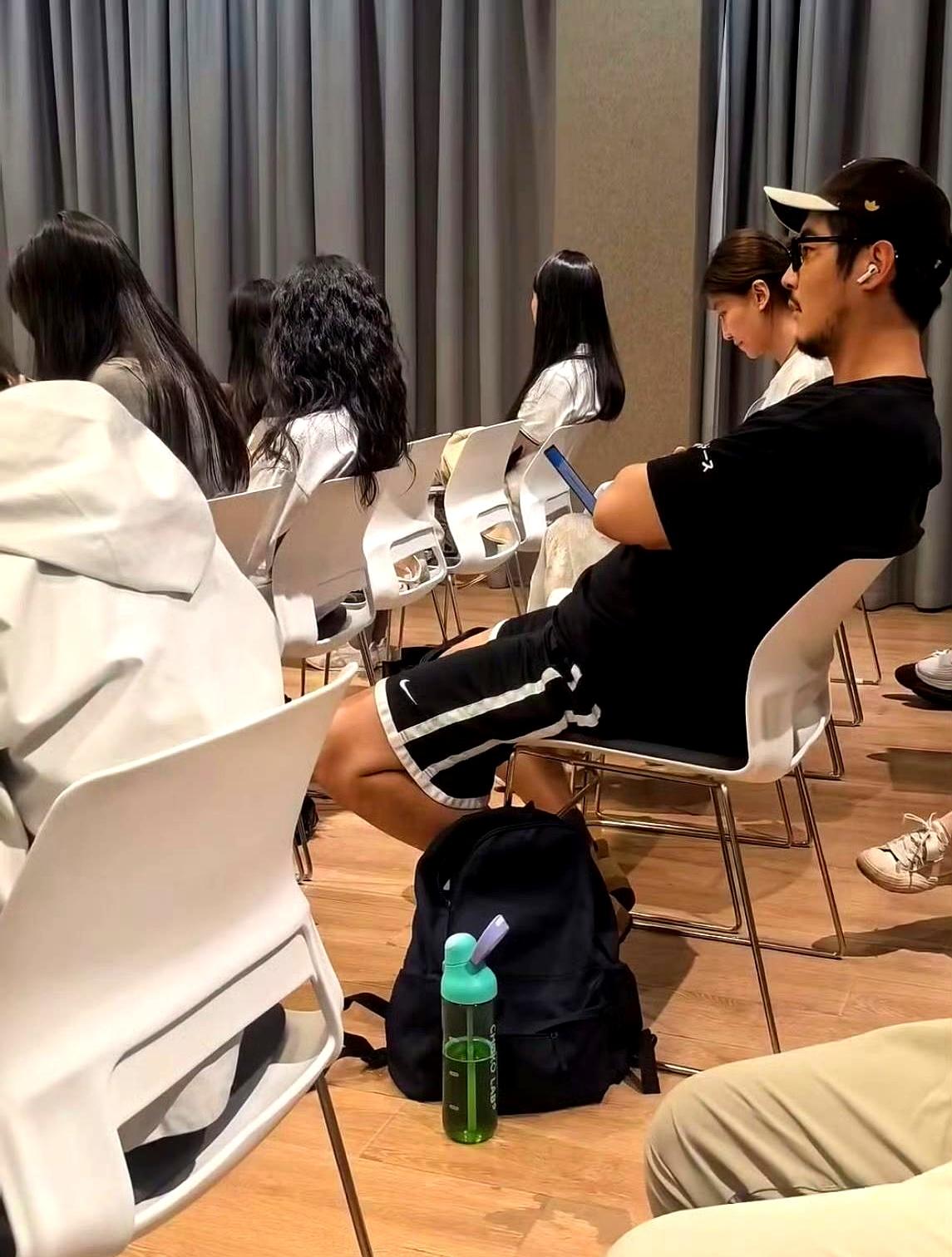 当流量话题刷屏时，他提着帆布包从片场回沪，直奔上戏的教室。
人还穿着休闲T和球鞋