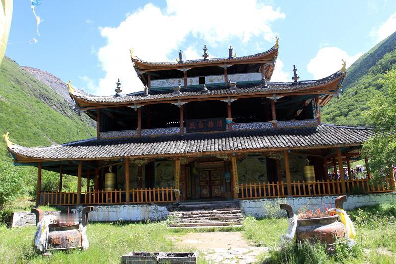 上联：峻岭崇山藏古寺；
下联：云峰雾壑隐仙踪。