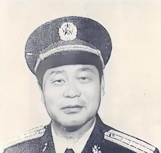 他是隐藏军队高位的“大蛀虫”，拖家带口干起卖国勾当，核心情报一页页往外送，给国家