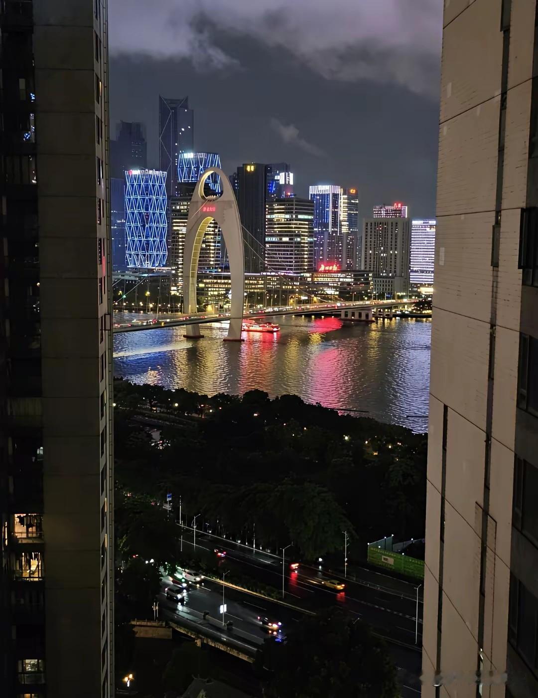 不少市民提出建议，希望猎德大桥暂时关闭新增的广告灯珠。自从缆索加装这类灯带之后，