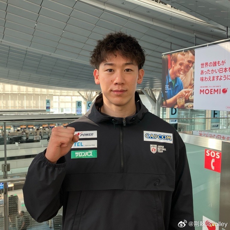 日本男排启程前往菲律宾参加世锦赛，石川祐希和高桥蓝在机场接受了访问。你蓝换了一个